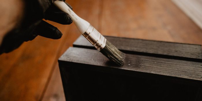 Les secrets pour transformer un meuble mélaminé en un chef-d'œuvre au fini bois naturel