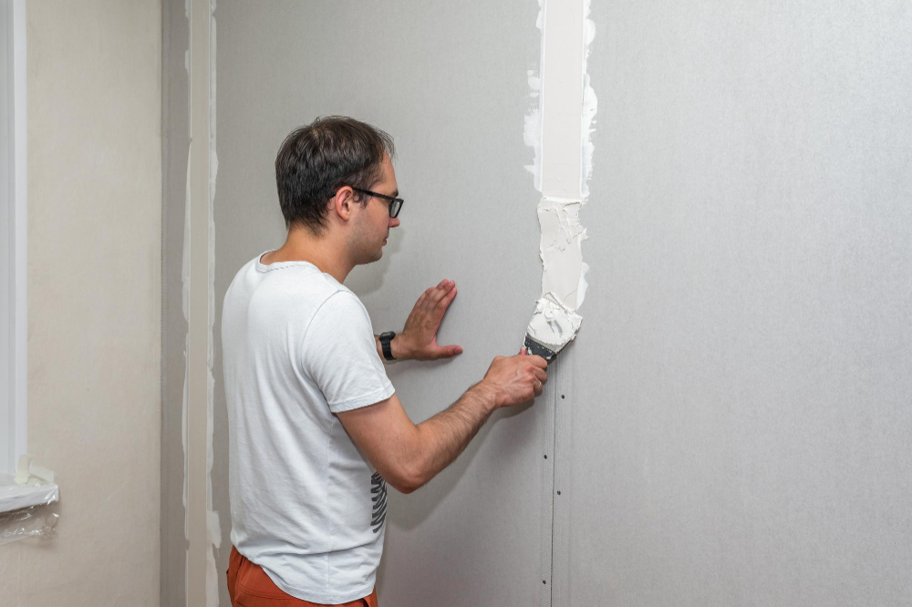 Les préparatifs avant de reboucher un trou dans un mur
