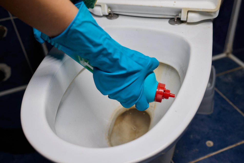 Les gestes efficaces pour déboucher les toilettes sans plombier