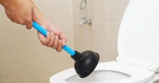 Que faire pour déboucher les toilettes quand la cuvette ne s'évacue plus