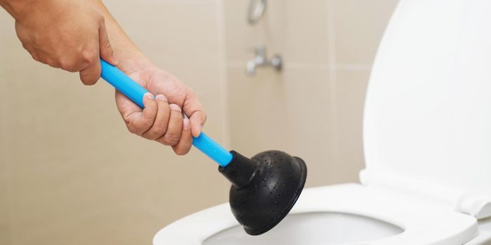 Que faire pour déboucher les toilettes quand la cuvette ne s'évacue plus